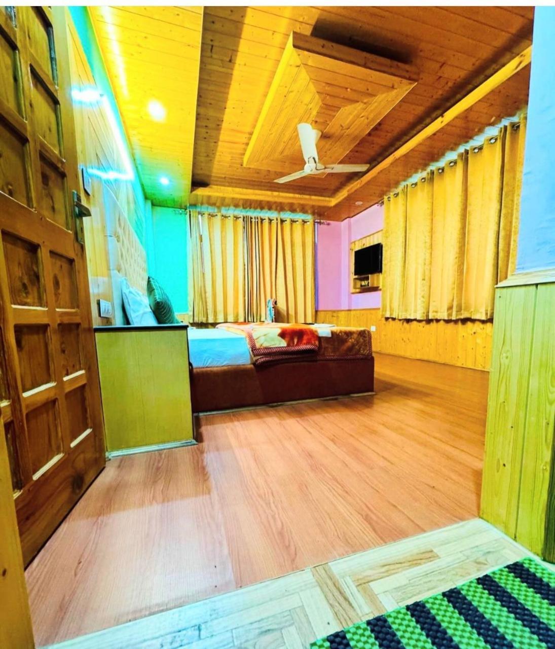 Hotel Himachal Heights Manāli Esterno foto